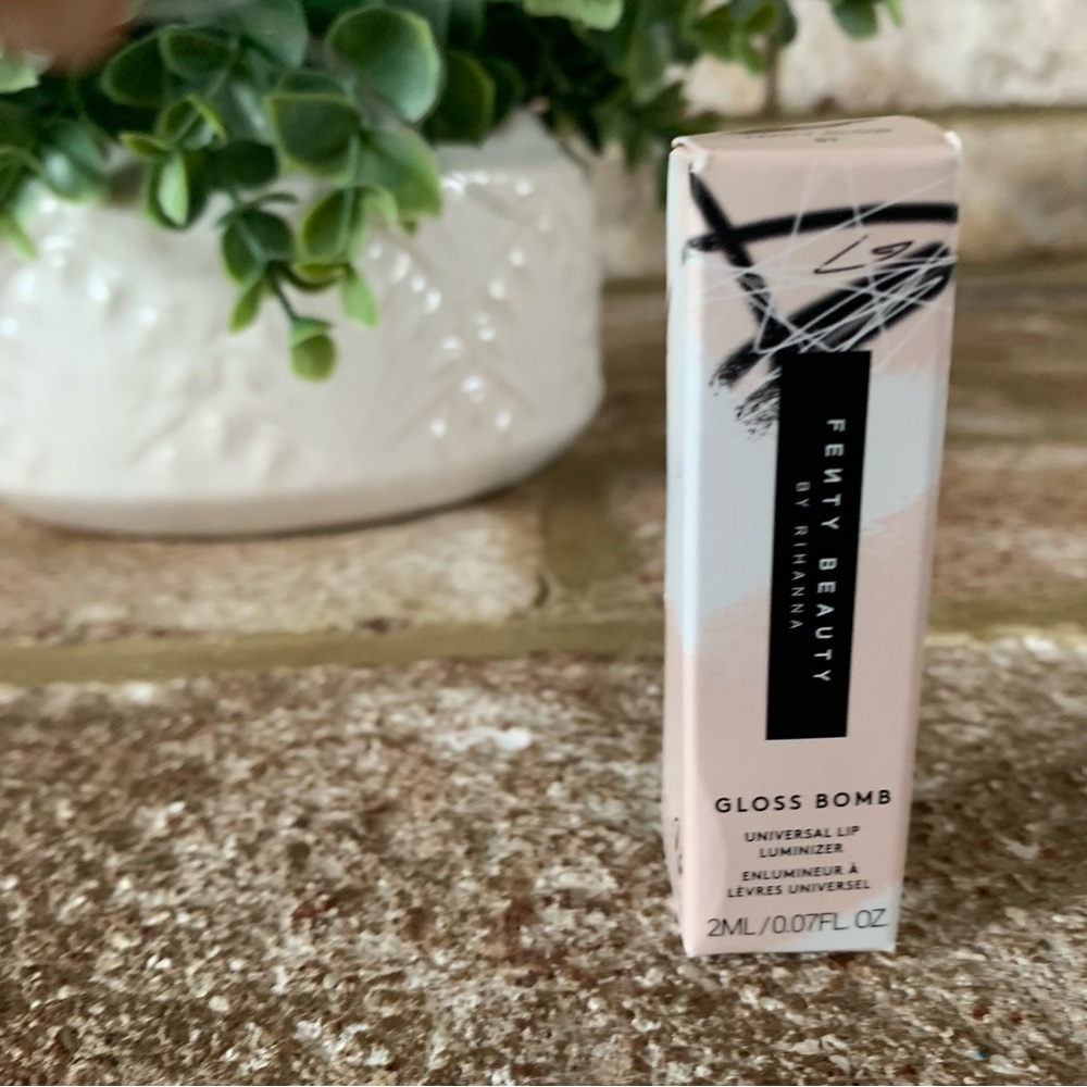 ✨$7✨ Fenty Beauty | Gloss Bomb | 01 Fenty Glow